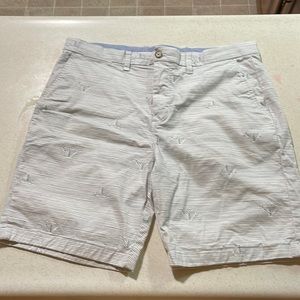 Tommy Hilfiger, flat front shorts, size 36, white & thin black lines, sail boats